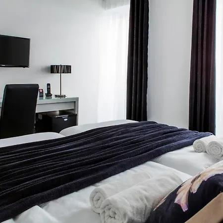 Hotel & 4*