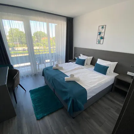 Hotel & 4*
